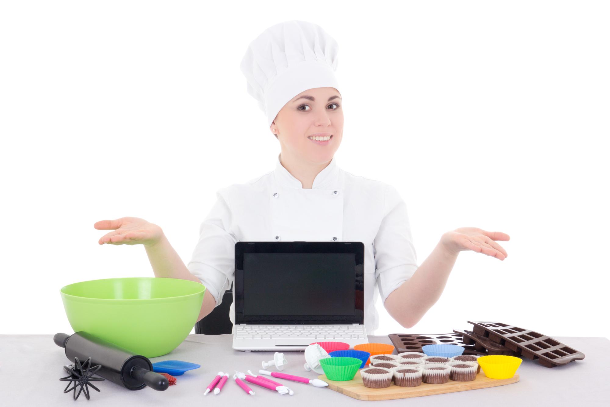 Interno studio cucina con chef al lavoro