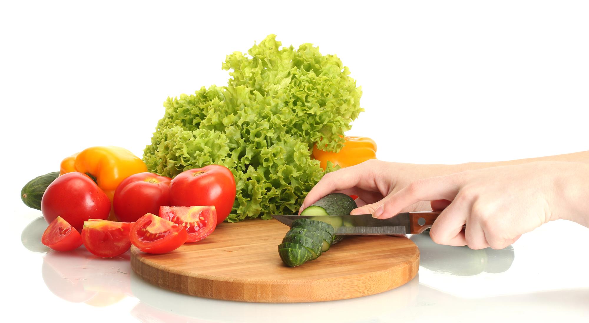 Studente che taglia verdure con pratica corretta