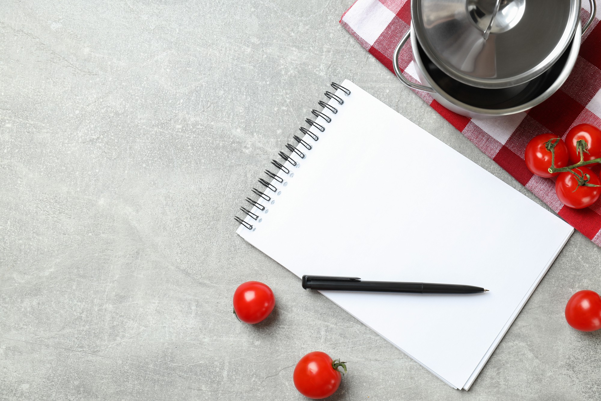 Tavolo con piatti e appunti del corso